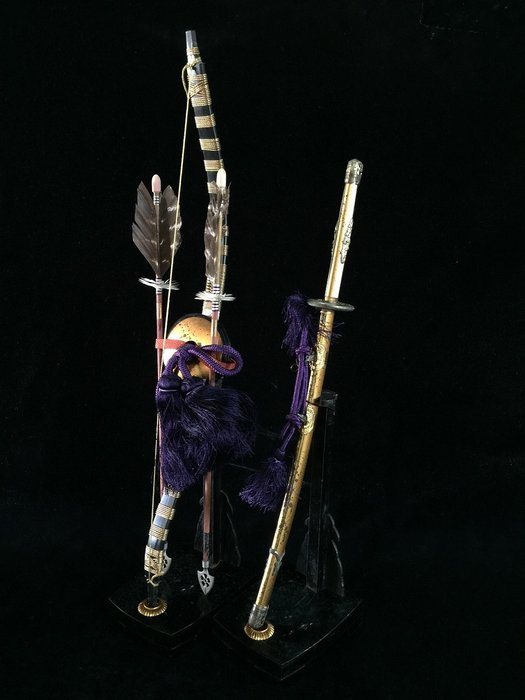 Set of 2 / Japanese Vintage Samurai Bow & Sword (H:43-54cm) Okimono Interior - Trä, Harts / metall - Japan