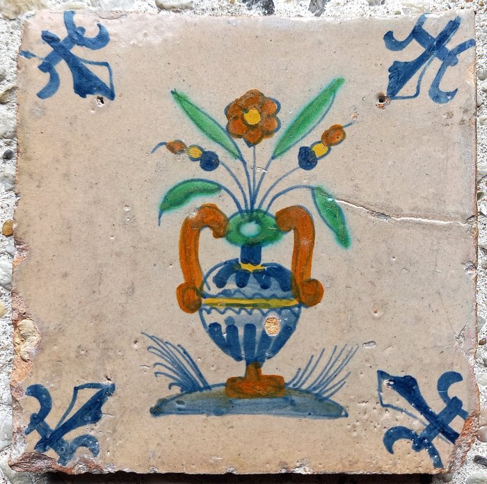 Flise - Antik flise med blomstervase. - 1600-1650 