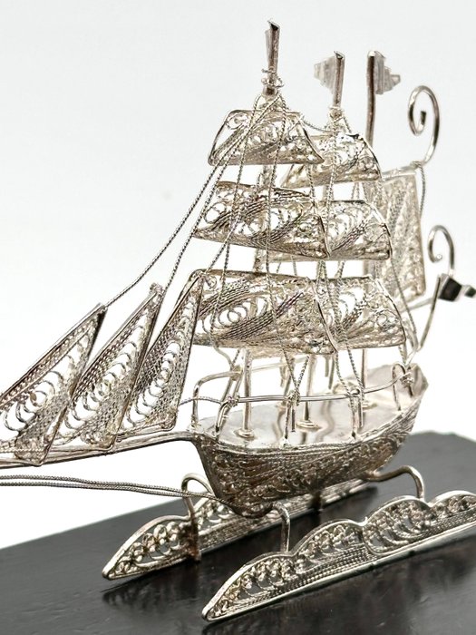 No reserve-Grote Filigrein zilveren miniatuur Driemaster zeilschip onder vol zeil - Figurine miniature - Argent