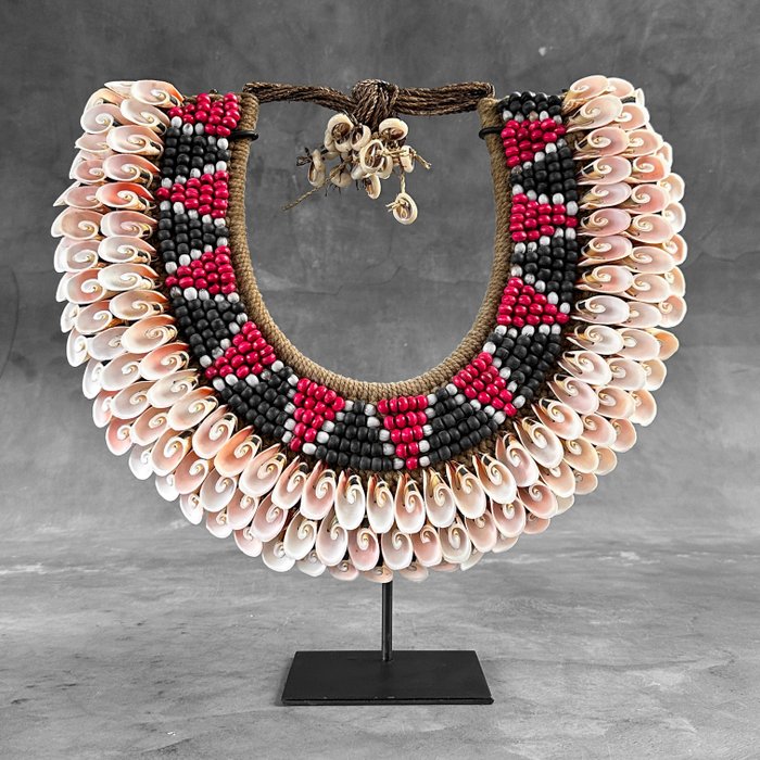 Ozdobny ornament (1) - NO RESERVE PRICE - SN2 - Decorative Shell Necklace on a Custom Stand - Wytnij różowe muszle i koraliki tkane na włóknach naturalnych - Indonezja