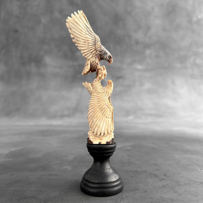 Schnitzerei, NO RESERVE PRICE - A Pair of Eagles Carving from a deer antler on a custom stand - 16 cm - Hirschgeweih - 2024
