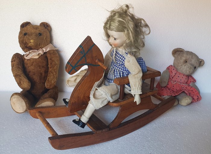 onbekend  - 洋娃娃 Vinatge houten hobbelpaardje, 2 beren en een pop - 荷蘭和德國
