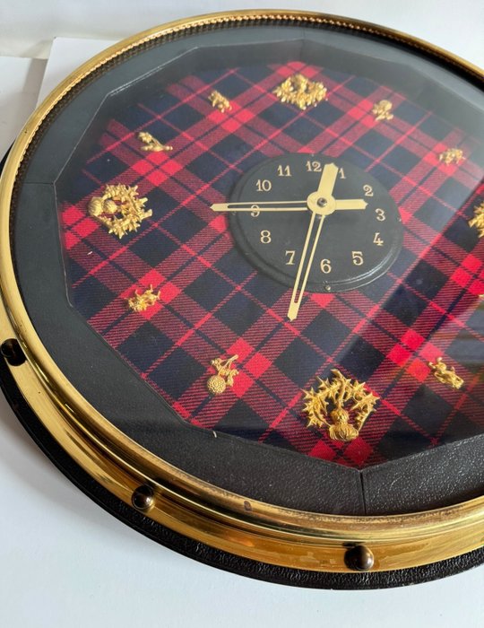 Wanduhr - Uhr mit Garnitur, „Tartan mit Abzeichen“, Messing - Jahrhundertmitte Moderne - Messing - 1960-1970