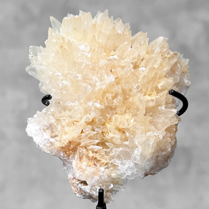 KEIN MINDESTPREIS – Wunderschöne Kristallgruppe auf einem maßgefertigten Ständer – Kristallgruppe - Höhe: 15 cm - Breite: 8 cm- 700 g - (1)