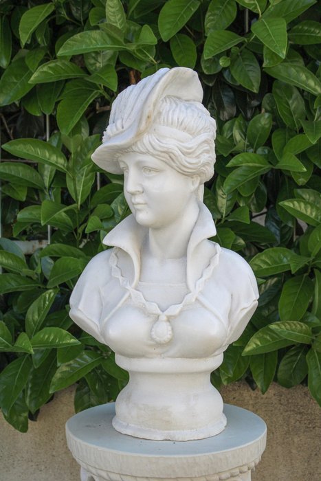 Skulptur, Busto "Donna con cappello" - 50 cm - Weißer Statuenmarmor