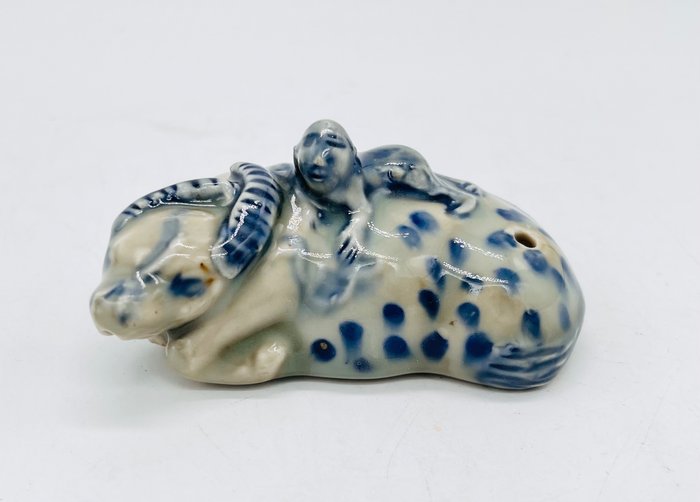 Gotero de agua con forma de figura de buey. - Porcelana - China - Mediados del siglo XX (Segunda Guerra Mundial)