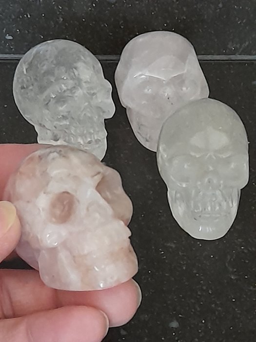 Grote schedels/skulls - rozenkwarts en bergkristal - Hoogte: 4 cm - Breedte: 3 cm- 372 g - (4)