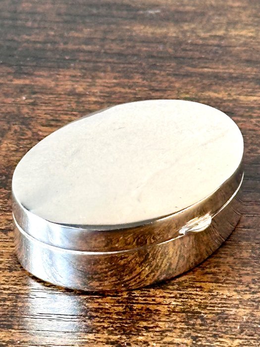 No reserve-Stevige handgemaakte antieke zilveren Pillendoos met scharnierende deksel - 碉堡 - 银