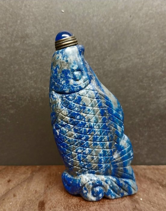 Bouteille de tabac à priser - Tabatière en lapis-lazuli en forme de poisson.