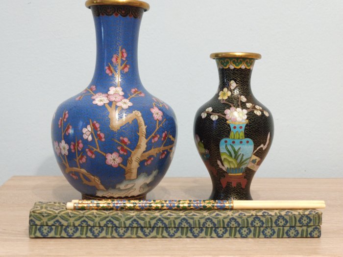Vase - Enamel - China  (No Reserve Price)