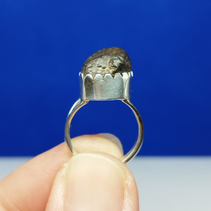 您手中最古老的材料。隕石銀戒指-手工製作- 球粒隕石 - 石隕石 -，45 億年。 - 5.8 g