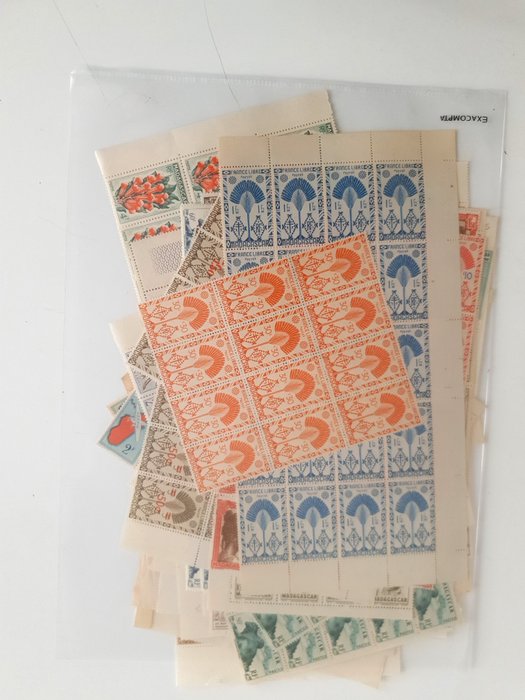 Französische Kolonien  - Große Ansammlung mit mehreren NSC-Briefmarken aus Madagaskar vor der Unabhängigkeit, „Frankreich“.