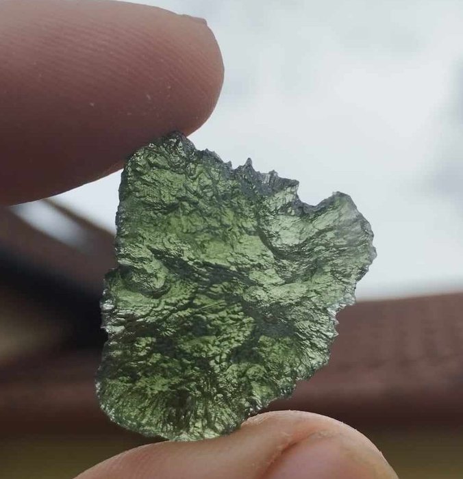 绿玻陨石 捷克陨石 - 高度: 28 mm - 宽度: 25 mm - 4.2 g - (1)