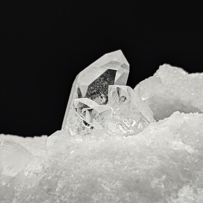 QUARZI su MARMO BIANCO di CARRARA, Elegante Cristalli su Marmo di Carrara - Altezza: 53 mm - Larghezza: 42 mm- 93 g