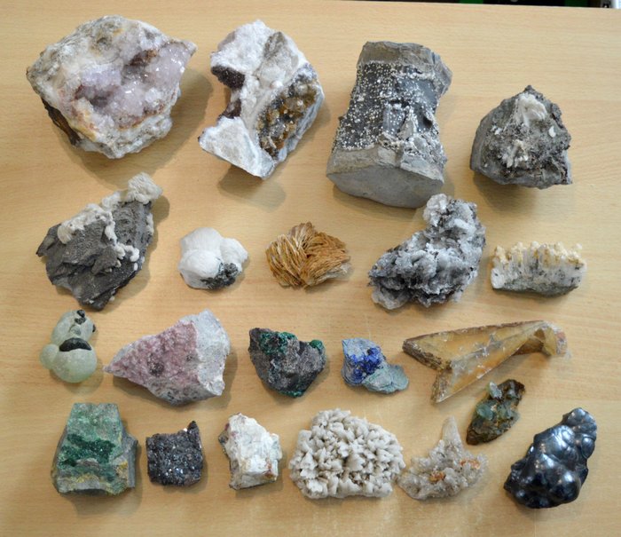 Parti 21 mineraler fra hele verden Mineralsamling- 6024 g - (21)