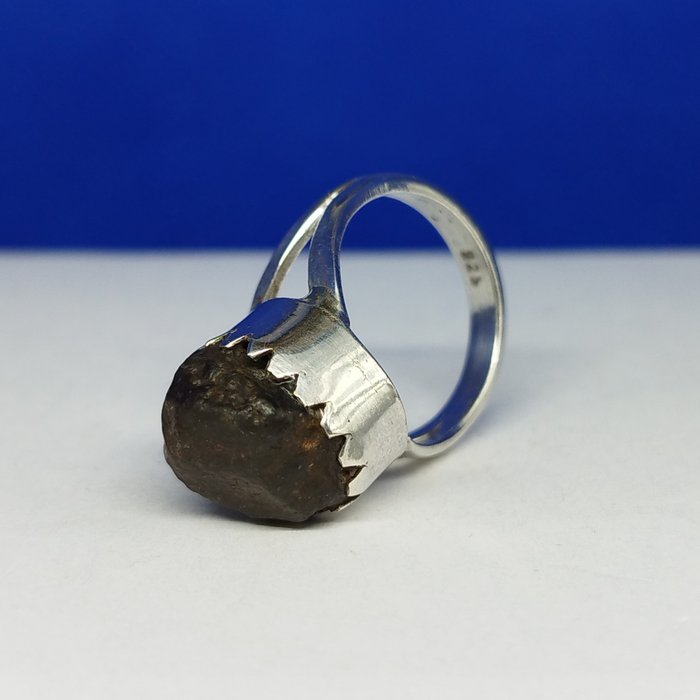 您手中最古老的材料。隕石銀戒指-手工製作- 球粒隕石 - 石隕石 -，45 億年。 - 5 g