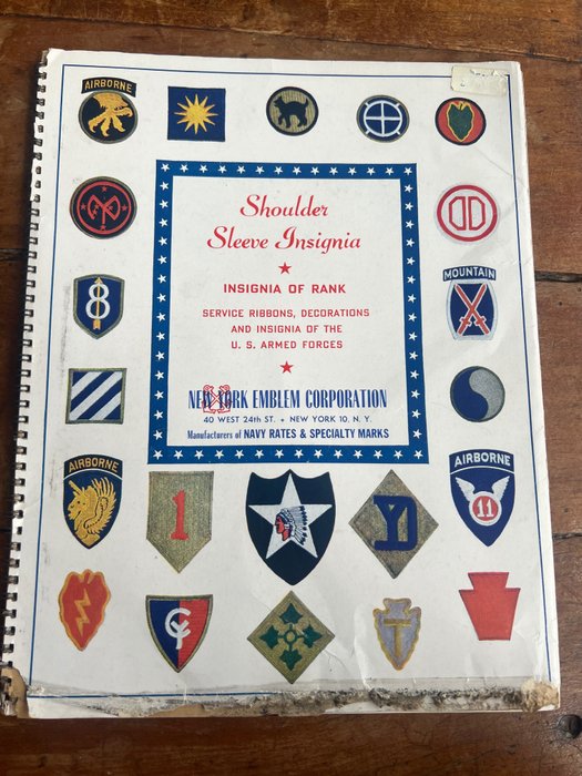 Verenigde Staten  van Amerika - Nuce WW2 Color Guide of the US Insignia / Patches / Medals - - Infantry - Airborne - 1945