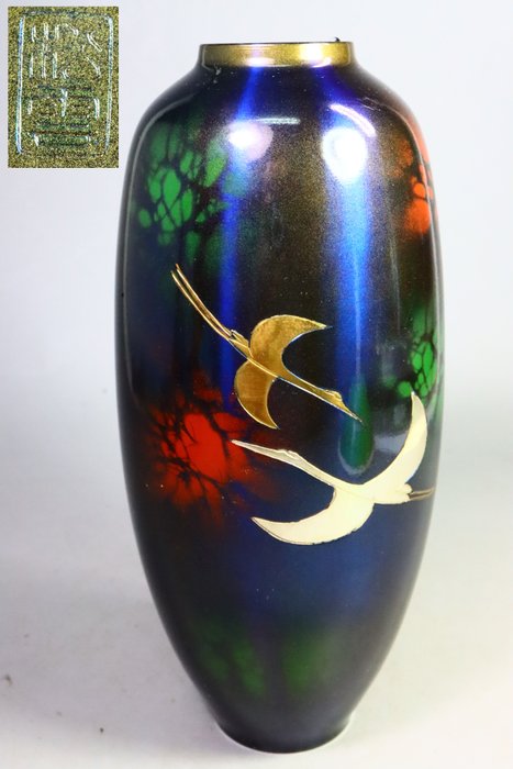 Bronze, Sterlingsilber 925 - 松雪''Matsuyuki'' - Vase (花器) handgeschnitzter fliegender Kranich mit Intarsien aus Sterlingsilber 925 - Shōwa Zeit (1926-1989)  (Ohne Mindestpreis)