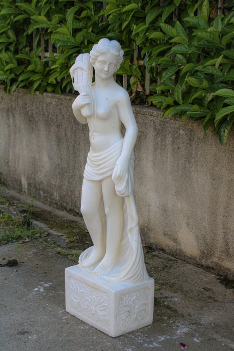 Escultura, "Donna con fascio di Spighe in mano" - 135 cm - Mármore estatuário branco