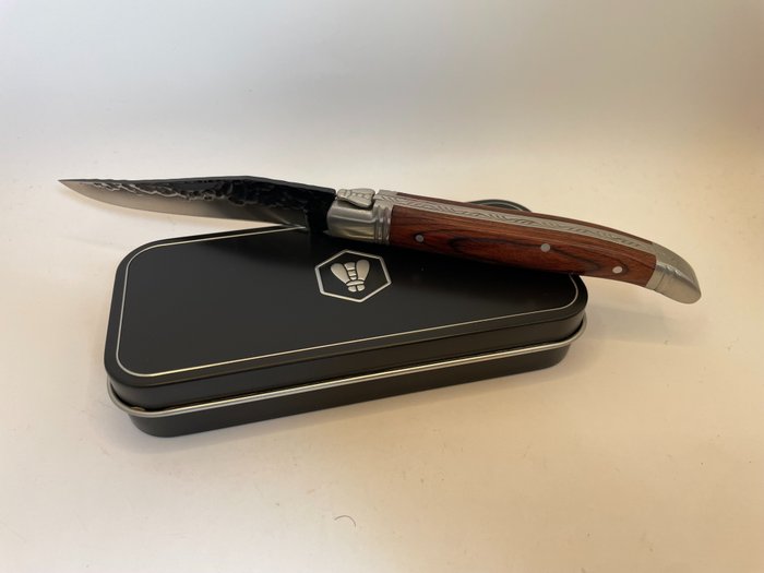 Laguiole - Bordkniv - Vakker Laguiole foldekniv med hamret blad - Hamret rustfritt stål (rustfritt) - Valnøtttre