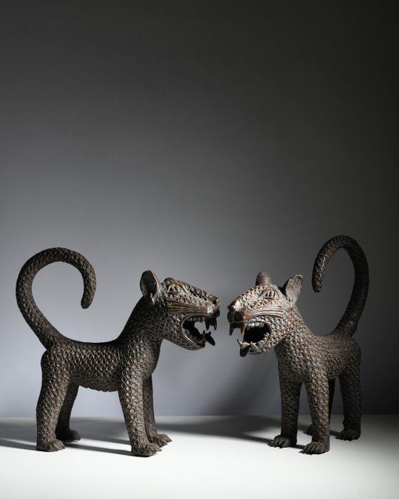 Sculptură - Pereche de leoparzi de bronz - Benin