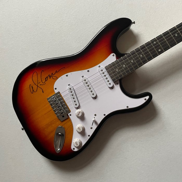 Alice Cooper - Fender Style Guitar - Signed by Alice Cooper - Beckett Hologram - Chitară