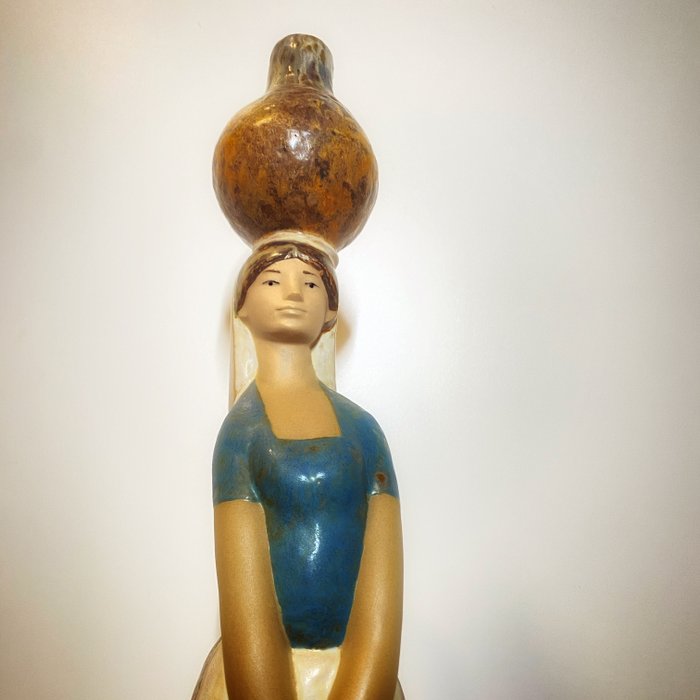 Lladró - Fulgencio Garcia - Figurine - Girl to the fountain - 47cm - Porcelaine