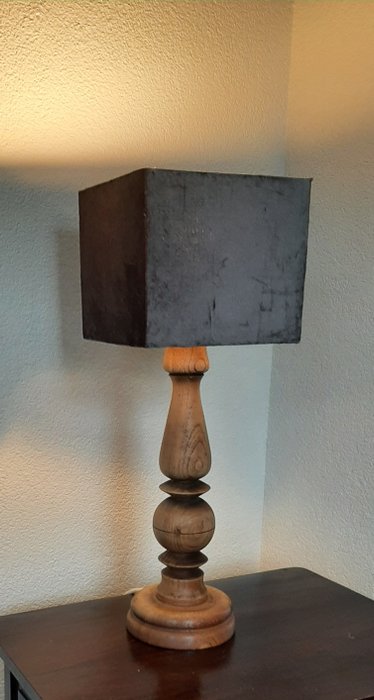 Lampada da tavolo - Robusta lampada a balaustra - Legno