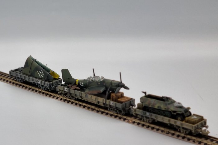 Roco, Arnold N - Τρένο μοντελισμού (3) - Wehrmacht - μεταφορά αεροσκαφών Ju 87 G-2 "Kanonenvogel" που πέταξε ο συνταγματάρχης Hans-Ulrich - DR (DRB)