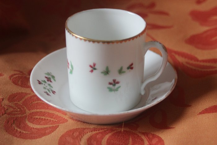 Porcelaine de Paris - Chávena e pires (2) - Tasse litron café en porcelaine de Paris, Barbeaux, Nast, XIXe siècle - Porcelana