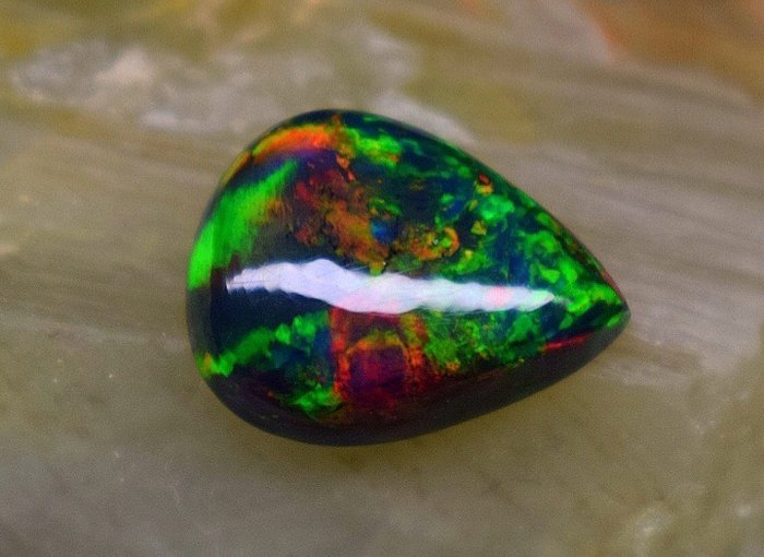 Multi-fired Ethiopian opal cabochon. 2.80 carats. No reserve price! Pear-shaped cabochon - Height: 12.5 mm - Width: 9.5 mm- 0.56 g