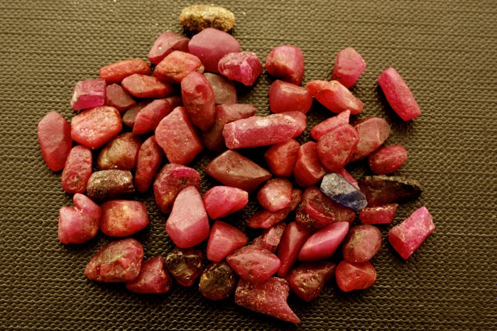 红宝石 110 克拉未加工红宝石晶体- 22.15 g - (60)
