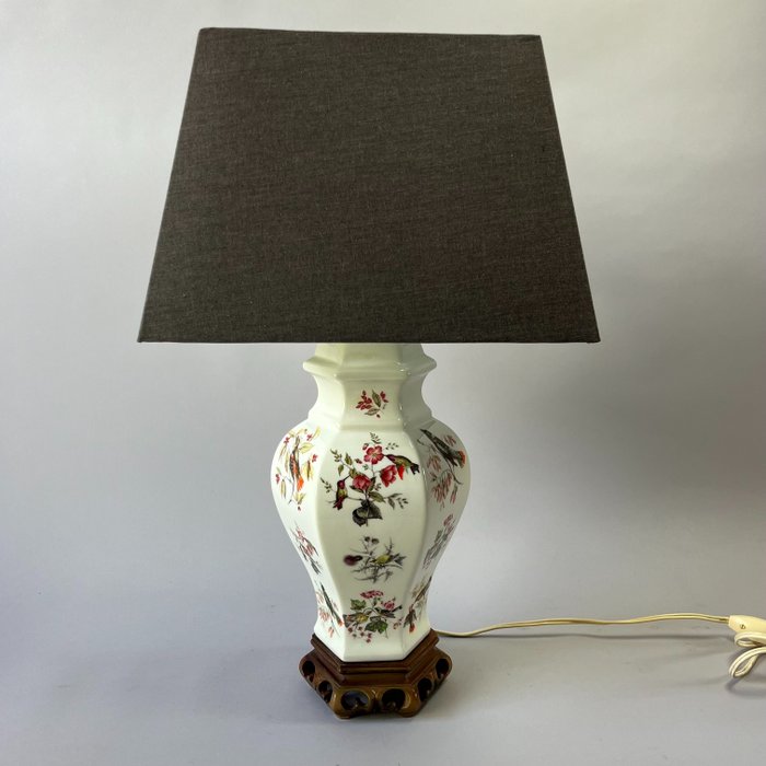 Tischlampe - Sechseckige Vintage-Tischlampe – Porzellan auf Holzsockel mit Leinenschirm – Vogel- und - Holz, Leinen, Porzellan