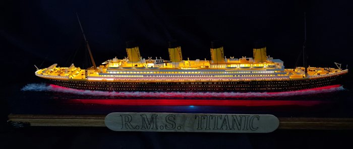 Revell  - 西洋鏡 LED usb Titanic, 40 cm in epoxyresin - 2020+