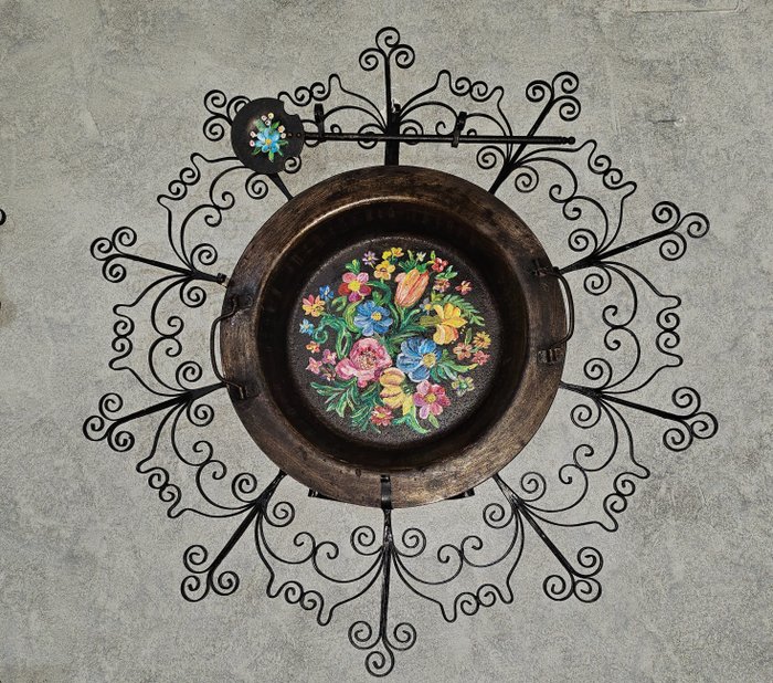 Vuurpot (2) - Antieke komfoor versierd met smeedijzer en met de hand beschilderd, inclusief handgeschilderd palet - IJzer (gegoten/gesmeed), Messing, Smeden