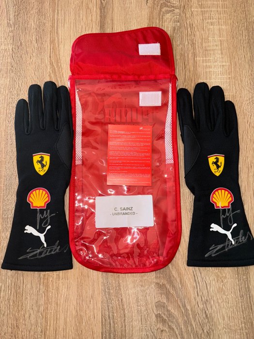 Ferrari - Charles Leclerc and Carlos Sainz - 2023 - Pitcrew gloves 