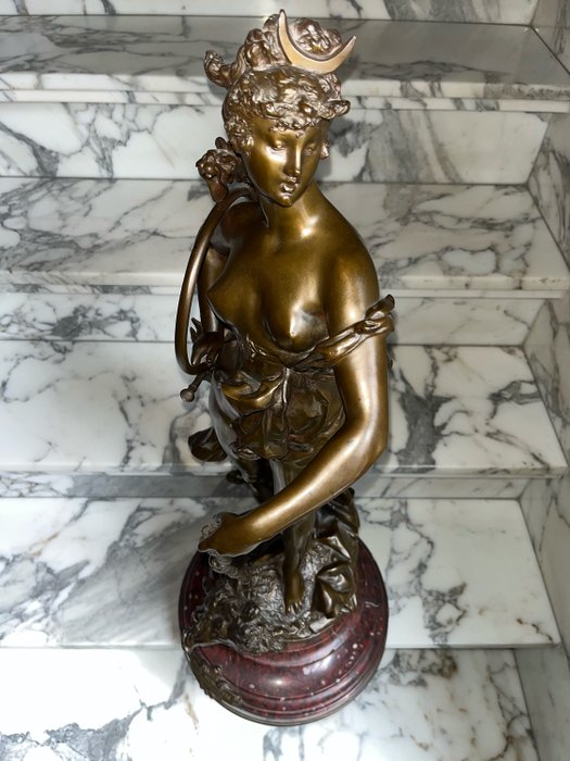 Naar Albert Ernest Carrier-Belleuse (1824-1887) - Statua, Diane Victorieuse - 80 cm - Bronzo