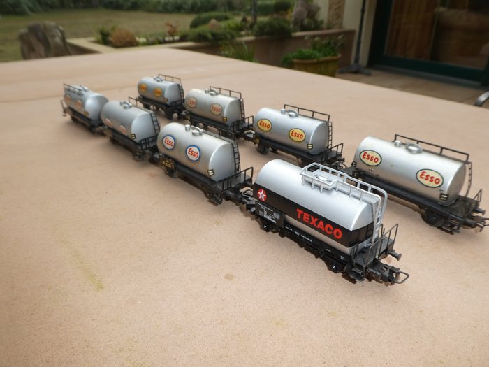 Märklin H0 - 4501/4750 - Model train freight carriage (8) - 8 silver-gray Esso and Texaco tank cars - DB
