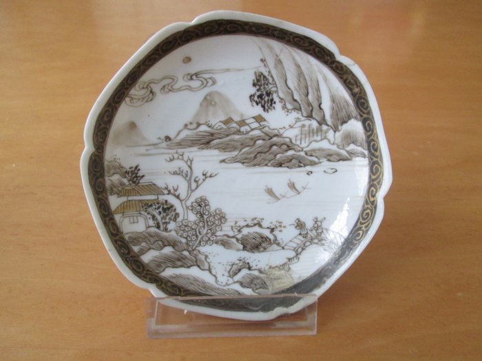 中国瓷器，Chine de Commande Saucer。配有美丽的手绘风景图。 - 瓷 - 中国 - Qianlong (1736-1795)