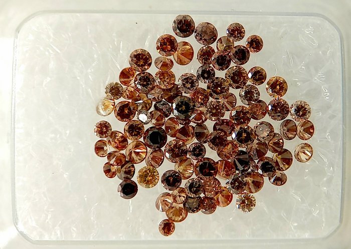 95 pcs 钻石 - 1.23 ct - 明亮型 - 中彩橙带褐黄 - I1 内含一级, VS1 轻微内含一级