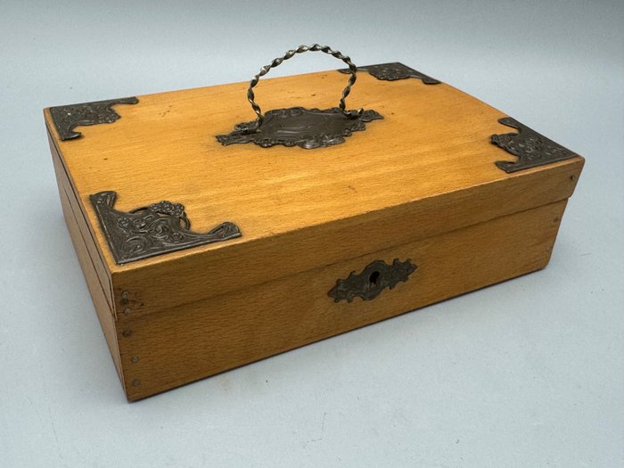 Dokumentenbox aus Holz mit Kupferbeschlägen. - Holz, Kupfer