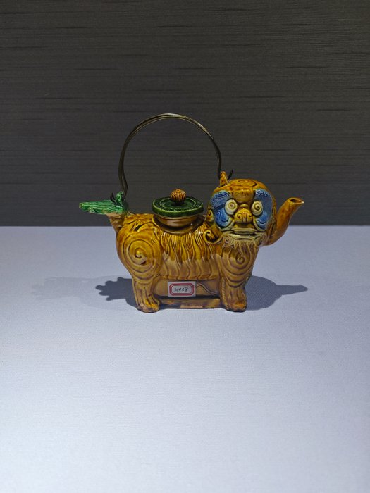 Eine Sancai-Fu-Hunde-Teekanne - Keramik - China - 20. Jahrhundert