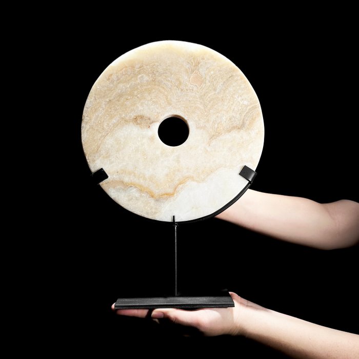 Decorative ornament - Beautiful Onyx Disc on a metal stand - Indonesia