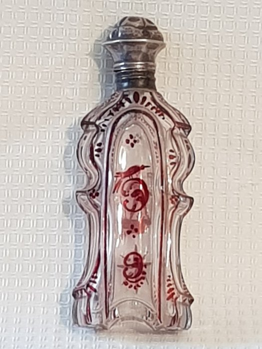 Nederland zilver. - Bouteille de parfum (1) - Flacon de parfum de Bohême antique en cristal avec deux côtés décoratifs, garni d'argent hollandais - Argent 833