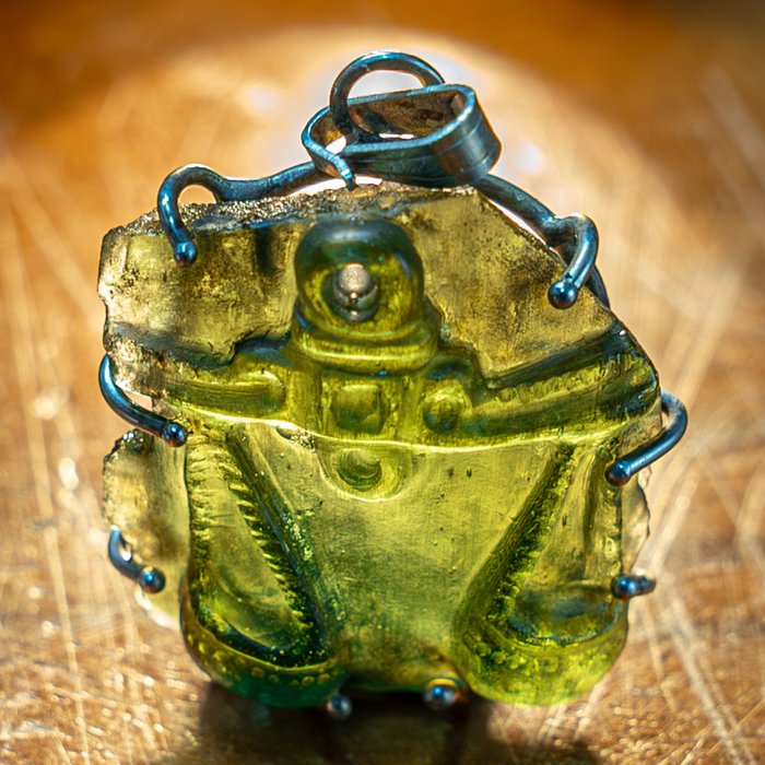 Natural Moldavite-Carving "Scales of Justice" Pendant 24.4 ct - 925 Silver - Height: 26.71 mm - Width: 22.04 mm- 4.88 g
