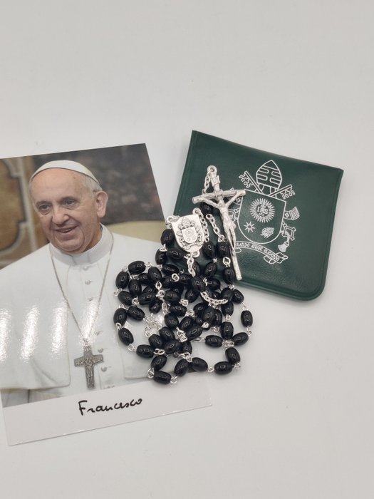 Różaniec - Błogosławiony przez papieża Franciszka - Etui z herbem papieskim - 2000-2010