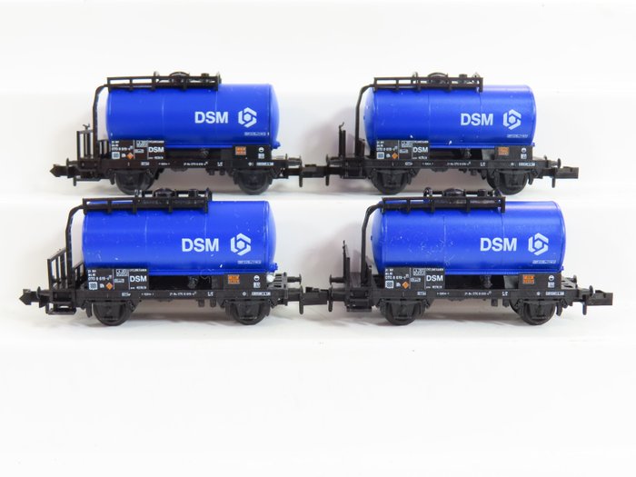 Minitrix N - Modellbahn-Güterwagen (4) - 4x 2-achsiger Kesselwagen mit Aufdruck „DSM“. - NS