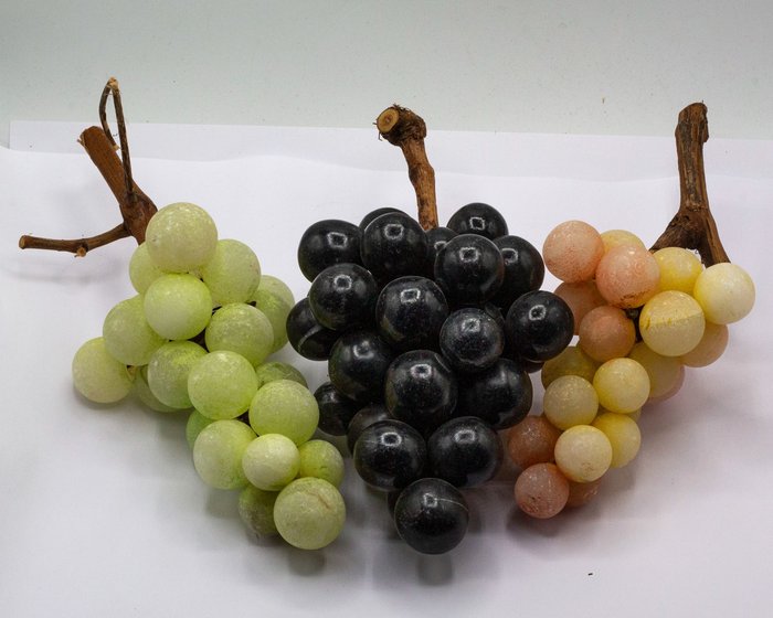 Obstschale (3) - Tre grappoli di uva in marmo  con vero tralcio di vite - Marmor, Alabaster und schwarzer Carrara-Marmor – Selten