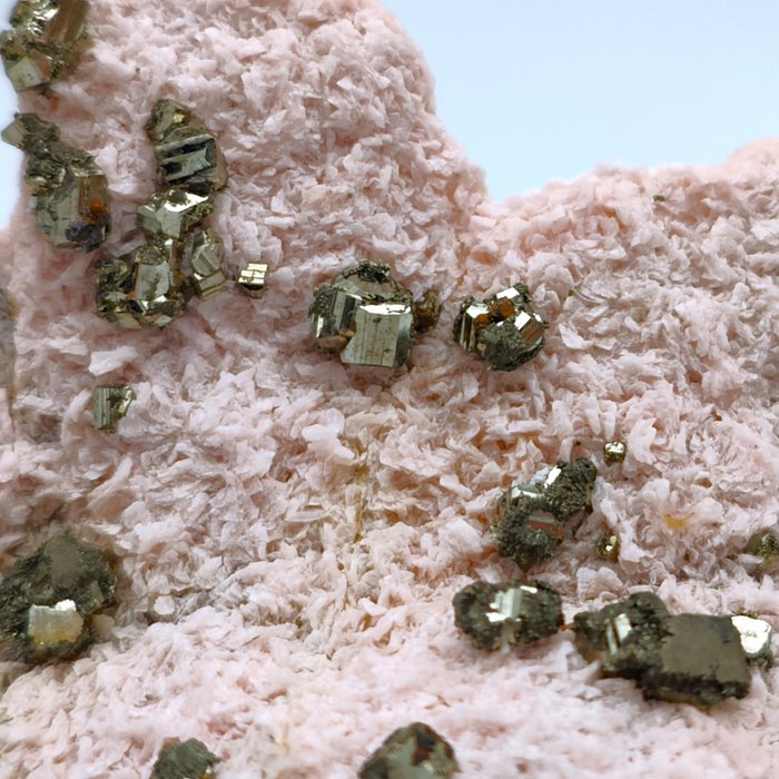 ROZE RHODOCHROSIET met TETRAHEDRITE en GOUDEN PYRIET, contrast van kleuren Kristalen - Hoogte: 56 mm - Breedte: 53 mm- 61 g - (1)