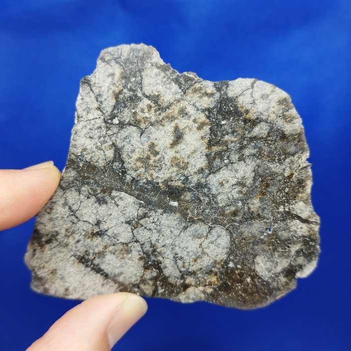 惊人的！！！ EUCRITE 冲击融化角砾岩。 -来自 VESTA 的陨石无球粒陨石 -“NWA 15658”（撒哈拉，2022 年）。无底价！！！ - 25.6 g